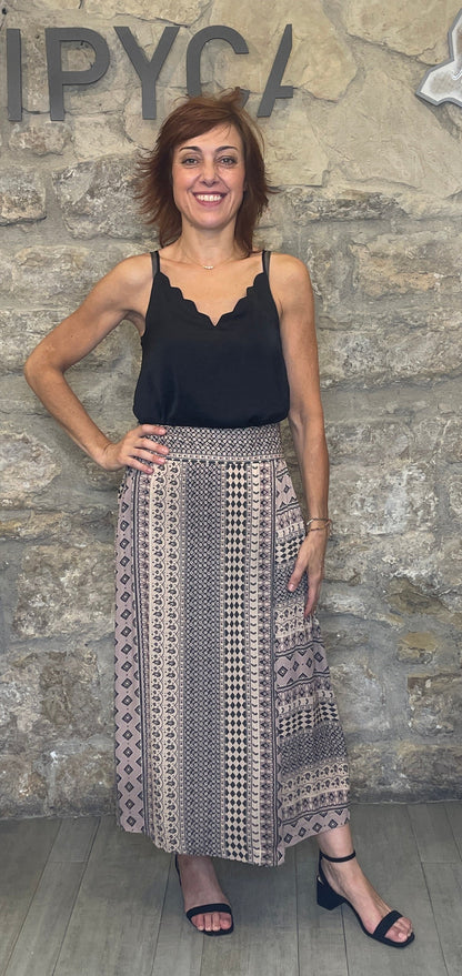 Falda cruzada, con viscosa geométrica estampada.


Composición: 100% Viscosa.

Se recomienda lavar a mano o en lavadora hasta 30º. No usar lejía, planchar suavemente del revés hasta 110º y no usar secadora.