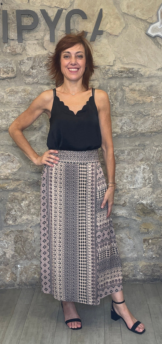 Falda cruzada, con viscosa geométrica estampada.


Composición: 100% Viscosa.

Se recomienda lavar a mano o en lavadora hasta 30º. No usar lejía, planchar suavemente del revés hasta 110º y no usar secadora.