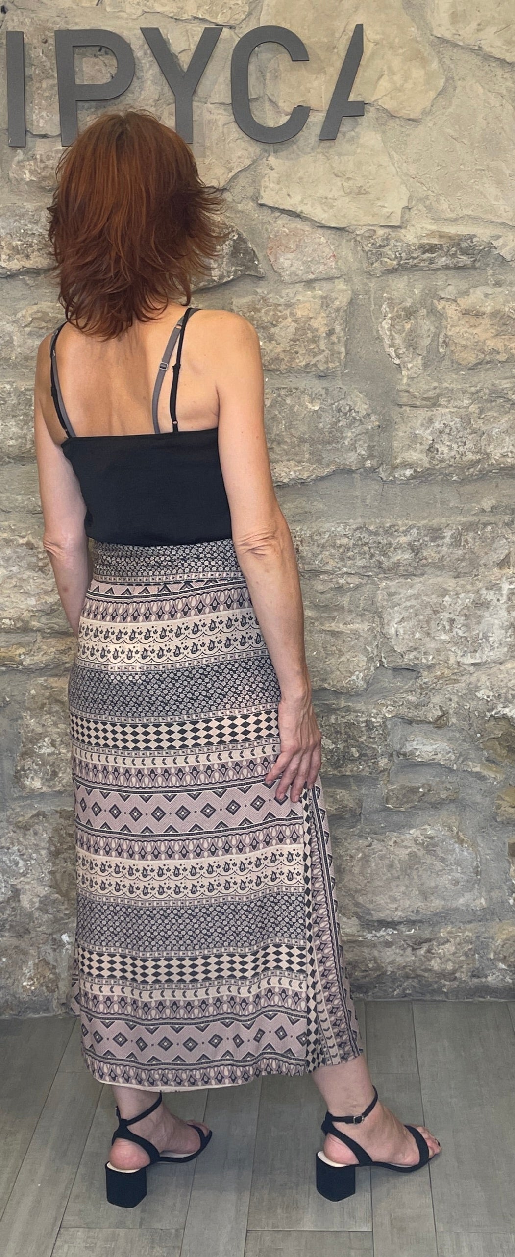Falda cruzada, con viscosa geométrica estampada.


Composición: 100% Viscosa.

Se recomienda lavar a mano o en lavadora hasta 30º. No usar lejía, planchar suavemente del revés hasta 110º y no usar secadora.