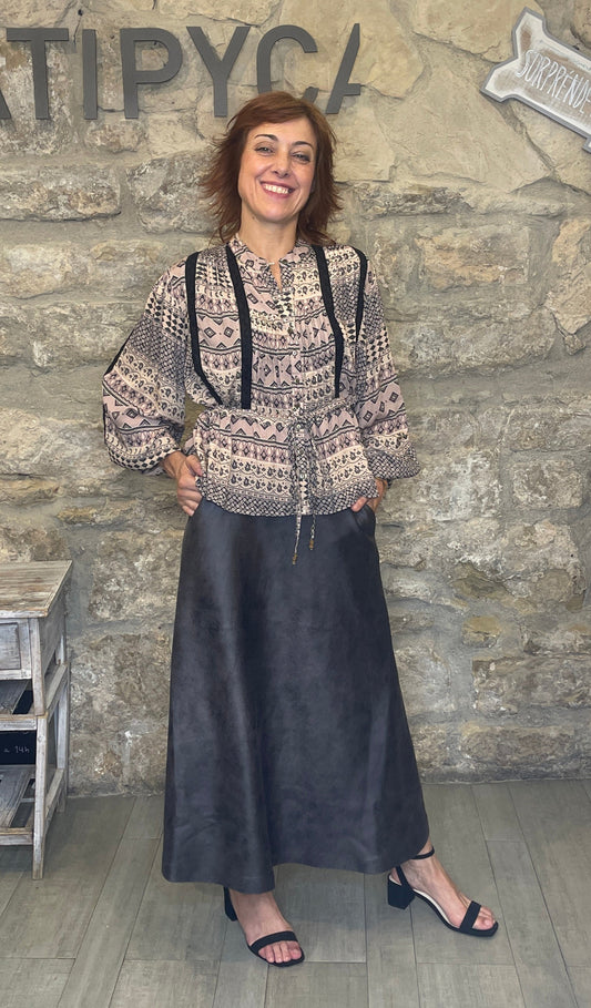 Blusa de viscosa, con estampado geométrico y detalle guipur.

Composición: 100% Viscosa.

Se recomienda lavar a mano o en lavadora hasta 30º. No usar lejía, planchar suavemente del revés hasta 110º y no usar secadora.