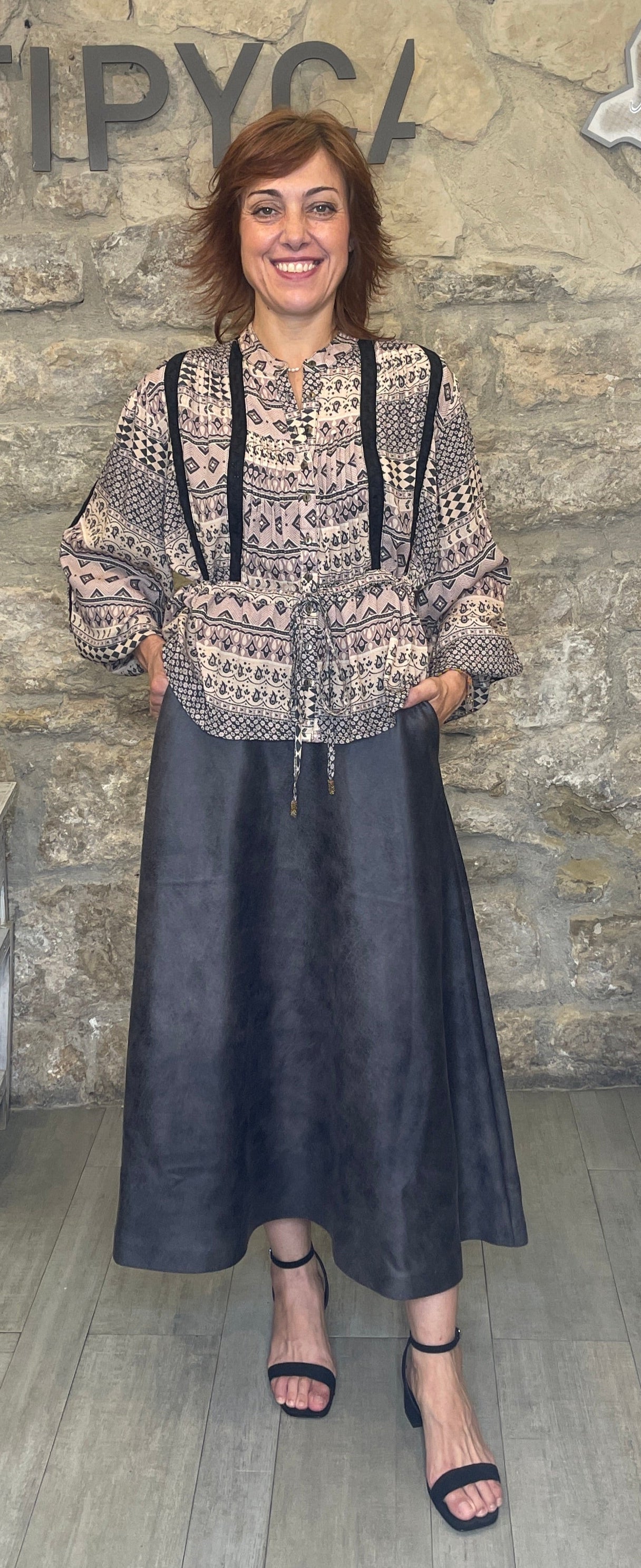 Blusa de viscosa, con estampado geométrico y detalle guipur.

Composición: 100% Viscosa.

Se recomienda lavar a mano o en lavadora hasta 30º. No usar lejía, planchar suavemente del revés hasta 110º y no usar secadora.