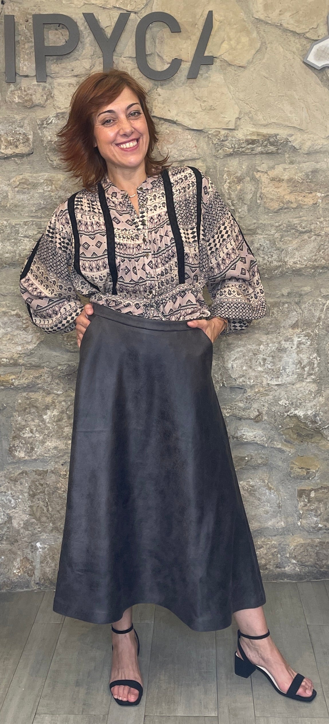 Blusa de viscosa, con estampado geométrico y detalle guipur.

Composición: 100% Viscosa.

Se recomienda lavar a mano o en lavadora hasta 30º. No usar lejía, planchar suavemente del revés hasta 110º y no usar secadora.
