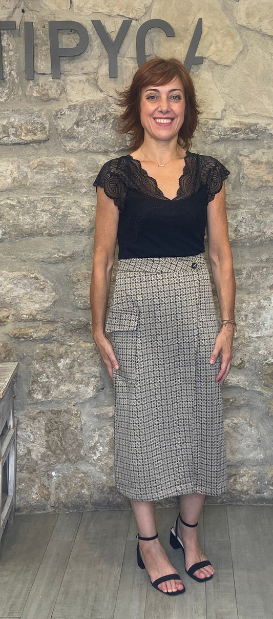 Falda midi cruzada, con estampado de pata de gallo.


Composición: 83% Poliéster, 13% Viscosa y 4% Elastán.

Se recomienda lavar a mano o en lavadora hasta 30º. No usar lejía, planchar suavemente del revés hasta 110º y no usar secadora.
