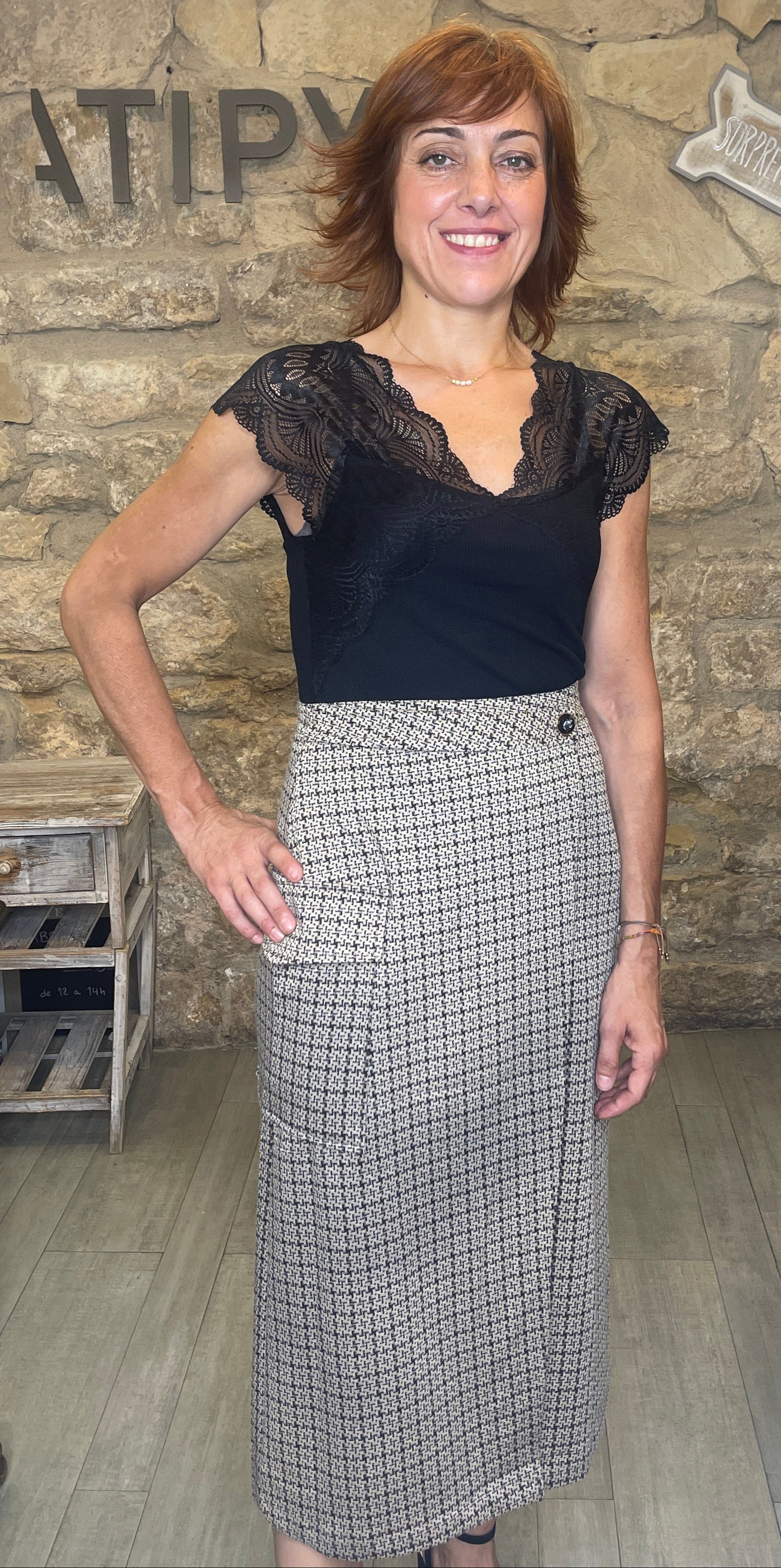 Falda midi cruzada, con estampado de pata de gallo.


Composición: 83% Poliéster, 13% Viscosa y 4% Elastán.

Se recomienda lavar a mano o en lavadora hasta 30º. No usar lejía, planchar suavemente del revés hasta 110º y no usar secadora.