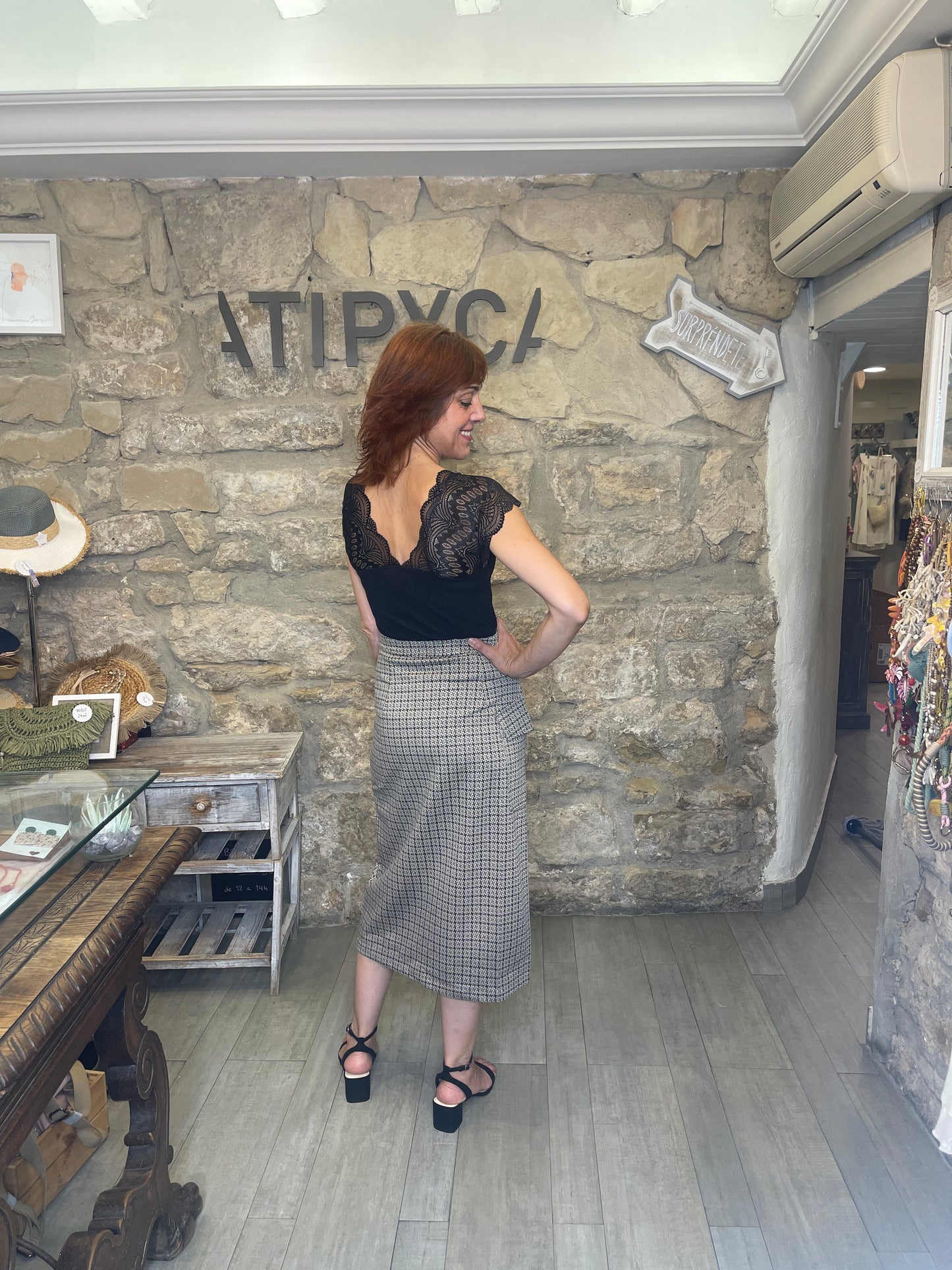 Falda midi cruzada, con estampado de pata de gallo.


Composición: 83% Poliéster, 13% Viscosa y 4% Elastán.

Se recomienda lavar a mano o en lavadora hasta 30º. No usar lejía, planchar suavemente del revés hasta 110º y no usar secadora.