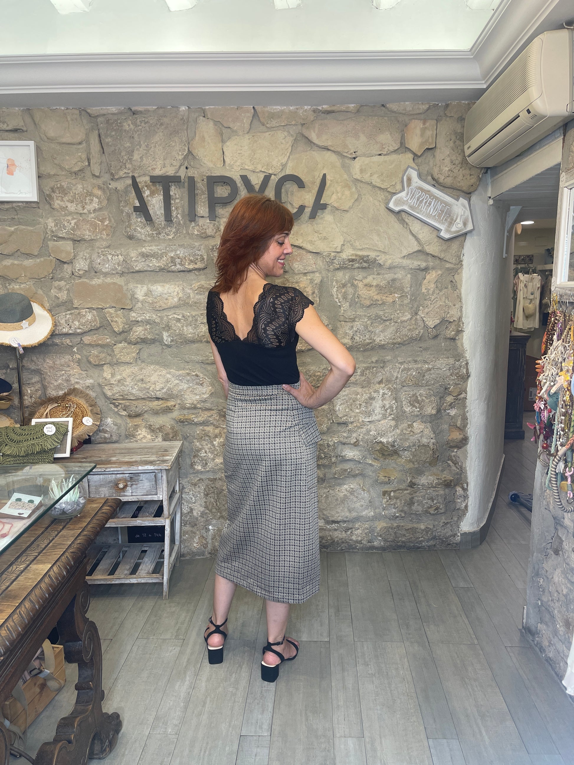 Falda midi cruzada, con estampado de pata de gallo.


Composición: 83% Poliéster, 13% Viscosa y 4% Elastán.

Se recomienda lavar a mano o en lavadora hasta 30º. No usar lejía, planchar suavemente del revés hasta 110º y no usar secadora.