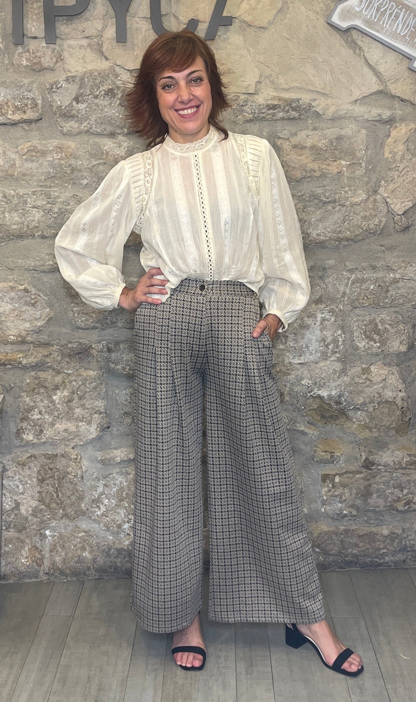 Blusa de algodón jacquard, cuello caja y plisados.

Composición: 100% Algodón.

Se recomienda lavar a mano o en lavadora hasta 30º. No usar lejía, planchar suavemente del revés hasta 110º y no usar secadora.