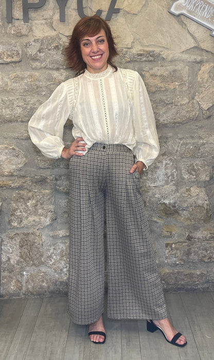 Blusa de algodón jacquard, cuello caja y plisados.

Composición: 100% Algodón.

Se recomienda lavar a mano o en lavadora hasta 30º. No usar lejía, planchar suavemente del revés hasta 110º y no usar secadora.