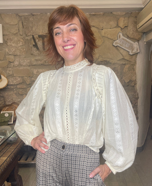 Blusa de algodón jacquard, cuello caja y plisados.

Composición: 100% Algodón.

Se recomienda lavar a mano o en lavadora hasta 30º. No usar lejía, planchar suavemente del revés hasta 110º y no usar secadora.