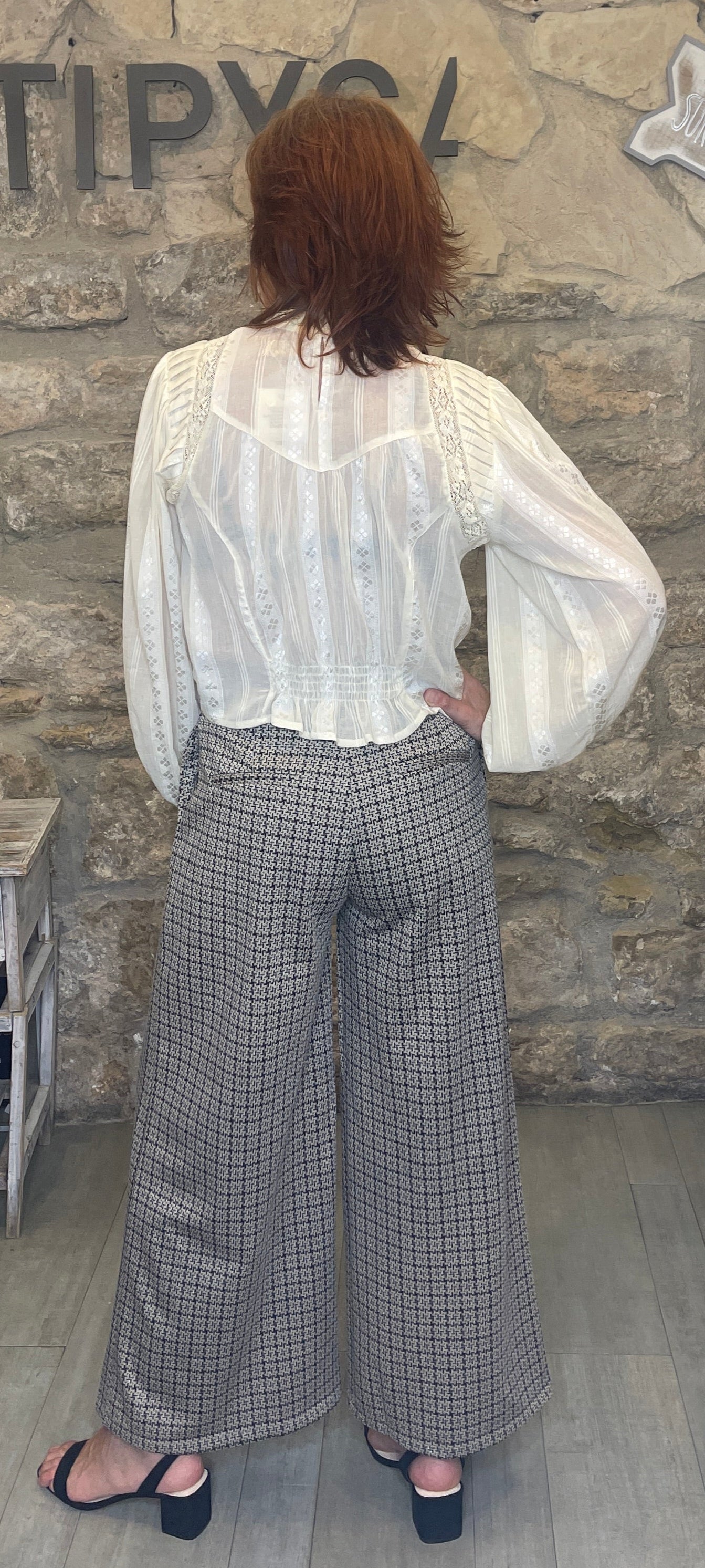 Blusa de algodón jacquard, cuello caja y plisados.

Composición: 100% Algodón.

Se recomienda lavar a mano o en lavadora hasta 30º. No usar lejía, planchar suavemente del revés hasta 110º y no usar secadora.