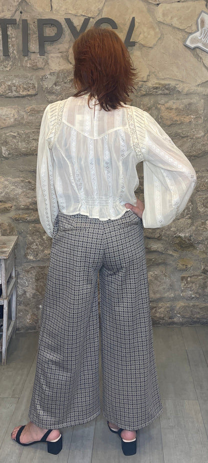 Blusa de algodón jacquard, cuello caja y plisados.

Composición: 100% Algodón.

Se recomienda lavar a mano o en lavadora hasta 30º. No usar lejía, planchar suavemente del revés hasta 110º y no usar secadora.