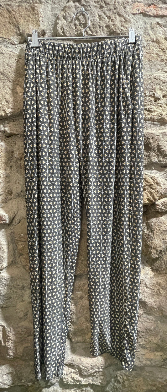 Pantalón de tejido agradable que no necesita plancha, goma en cintura y bolsillos. La pata es estrecha.

Composición: 95% Poliéster y 5% elastano.

Se recomienda lavar a mano o en lavadora hasta 30º. No usar lejía, planchar suavemente del revés hasta 110º y no usar secadora.