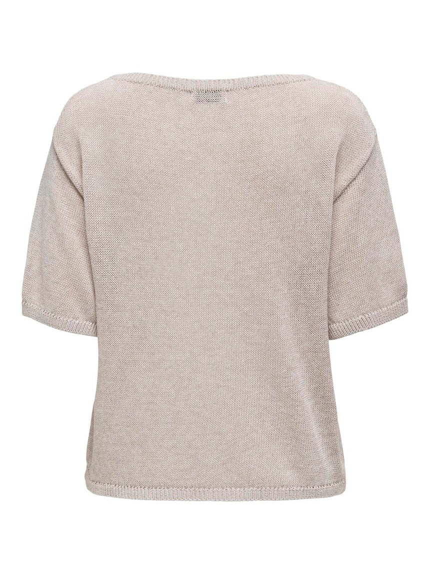 Jersey de manga corta en punto fino y con mucha caída.

Composición: 53% Algodón reciclado y 47% Poliéster.

Se recomienda lavar a mano o en lavadora hasta 30º. No usar lejía, planchar suavemente del revés hasta 110º y no usar secadora.