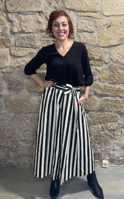 Falda larga con bolsillos y cinturón. Goma en parte trasera de la cintura.

Composición: 100% Algodón.

Se recomienda lavar a mano o en lavadora hasta 30º. No usar lejía, planchar suavemente del revés hasta 110º y no usar secadora.