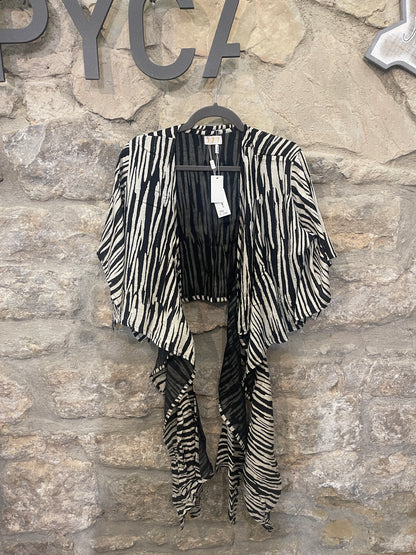 Chaqueta forrada que se ata con un nudo y es ideal para cubrir tus brazos en tus próximos eventos, o para las tardes-noches de verano.

Composición: 100% Rayón.

Se recomienda lavar a mano o en lavadora hasta 30º. No usar lejía, planchar suavemente del revés hasta 110º y no usar secadora.