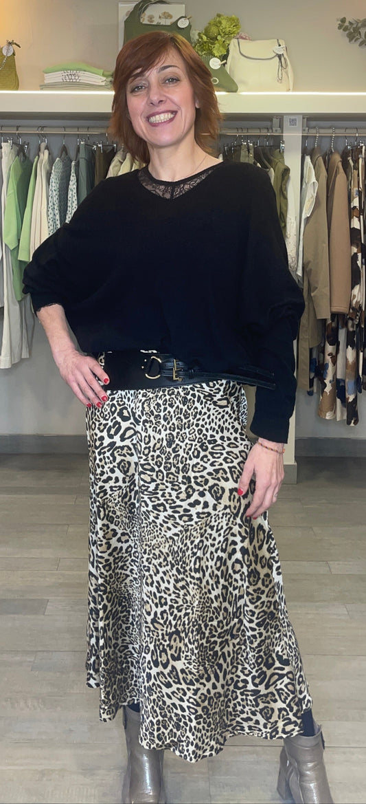 Falda estampada en animal print, tejido tipo seda.&nbsp;Se cierra con cremallera lateral.

Composición: 100% Poliéster.

Se recomienda lavar a mano o en lavadora hasta 30º. No usar lejía, planchar suavemente del revés hasta 110º y no usar secadora.