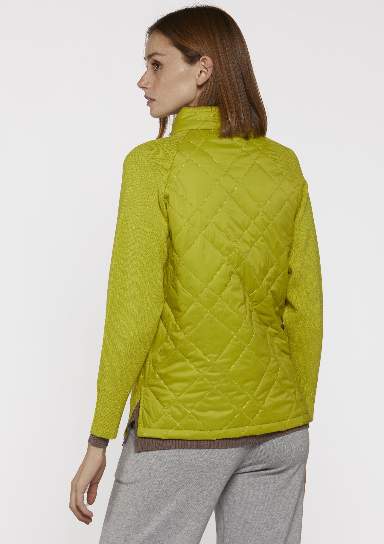 Chaqueta de punto en pecho y espalda acolchada. Tono pistacho muy favorecedor.

Composición: 50% Viscosa. 30% Poliamida y 20% Nailon.

Se recomienda lavar a mano o en lavadora hasta 30º. No usar lejía, planchar suavemente del revés hasta 110º y no usar secadora.