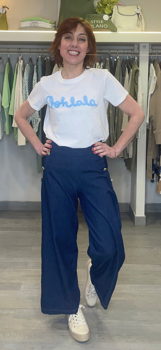 Pantalón vaquero fino con detalle de tres botones en los laterales del bolsillo,

Composición: 100% Algodón.

Se recomienda lavar a mano o en lavadora hasta 30º. No usar lejía, planchar suavemente del revés hasta 110º y no usar secadora.