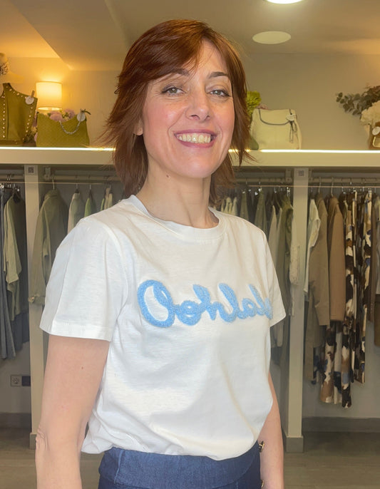 Camiseta algodón con letras bordadas en azul OHLALA.

Composición: 100% Algodón.

Se recomienda lavar a mano o en lavadora hasta 30º. No usar lejía, planchar suavemente del revés hasta 110º y no usar secadora.