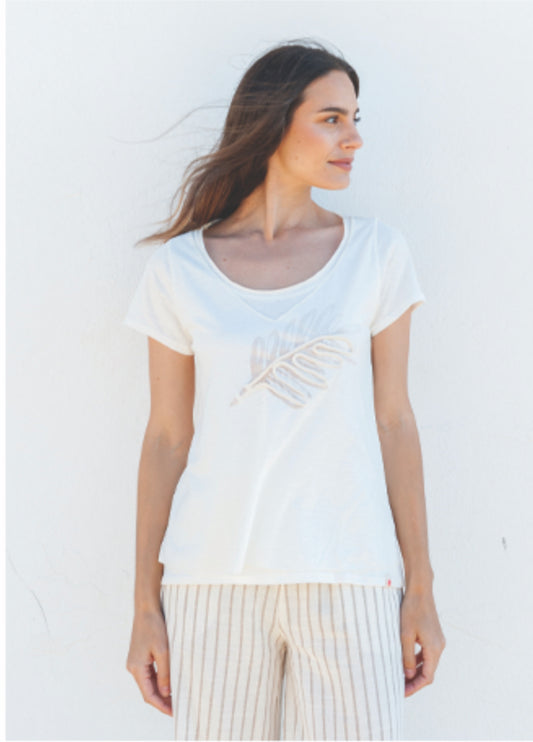 Camiseta de algodón de cuello redondo con detalle de bordado de hoja en pecho en beige.

Composición: 100% Algodón.

Se recomienda lavar a mano o en lavadora hasta 30º. No usar lejía, planchar suavemente del revés hasta 110º y no usar secadora.