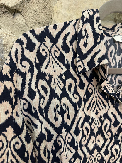 Camisa de manga corta, con cuello, botones y un bolsillo en el pecho.

Composición: 100% Poliéster.

Se recomienda lavar a mano o en lavadora hasta 30º. No usar lejía, planchar suavemente del revés hasta 110º y no usar secadora.