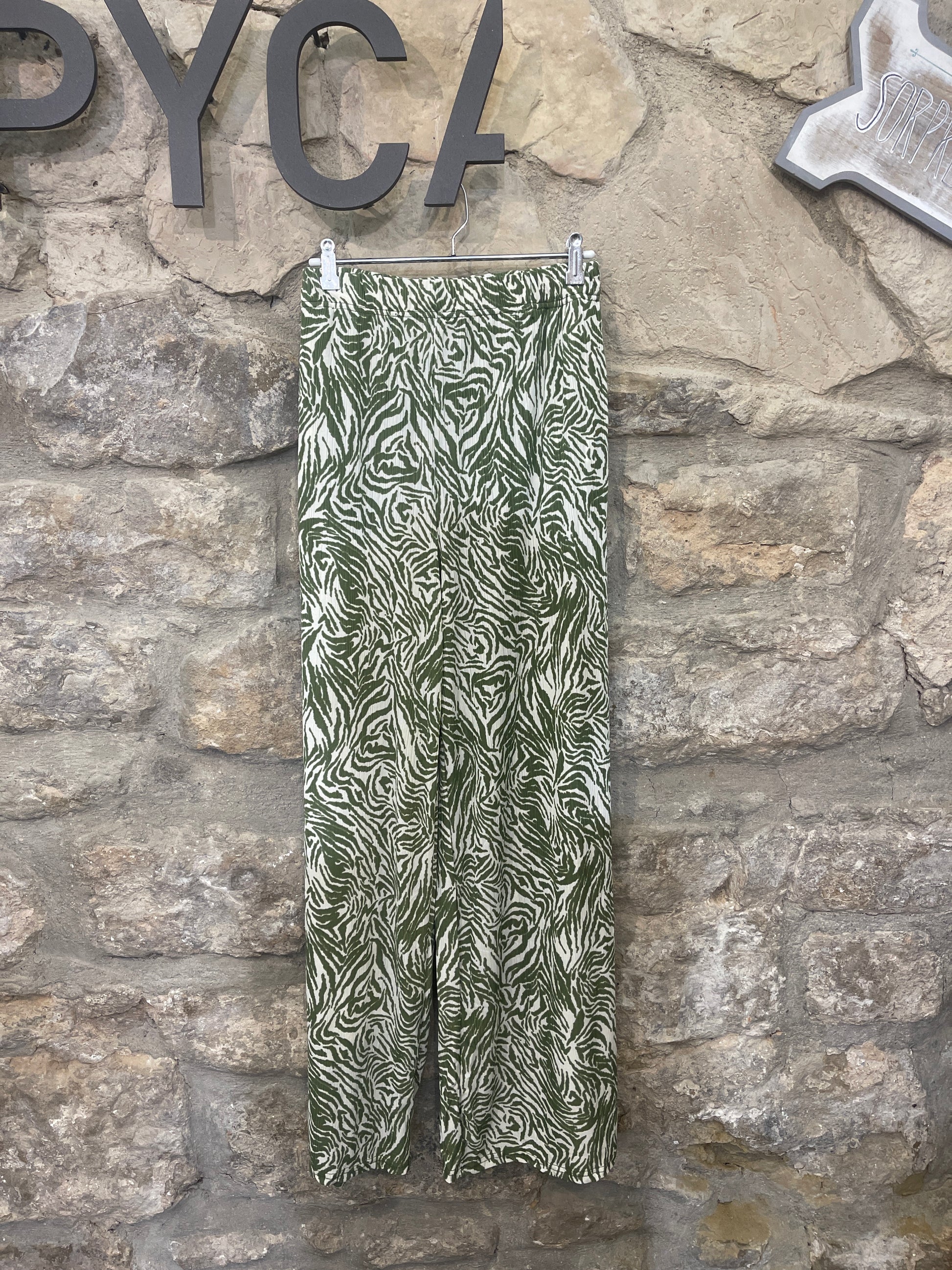 Pantalón estampado largo ancho, con goma en cintura y bolsillos. Super cómodo, no necesita plancha

Composición:: 94% Poliéster y 6% Elastano.

Se recomienda lavar a mano o en lavadora hasta 30º. No usar lejía, planchar suavemente del revés hasta 110º y no usar secadora.