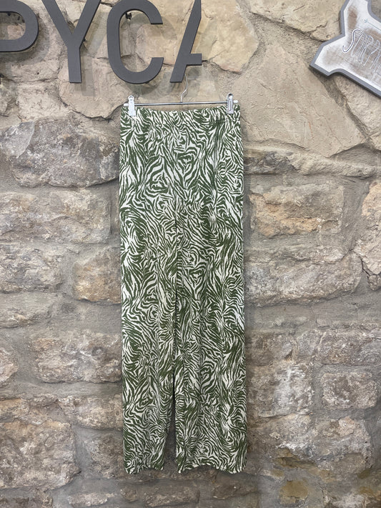 Pantalón estampado largo ancho, con goma en cintura y bolsillos. Super cómodo, no necesita plancha

Composición:: 94% Poliéster y 6% Elastano.

Se recomienda lavar a mano o en lavadora hasta 30º. No usar lejía, planchar suavemente del revés hasta 110º y no usar secadora.