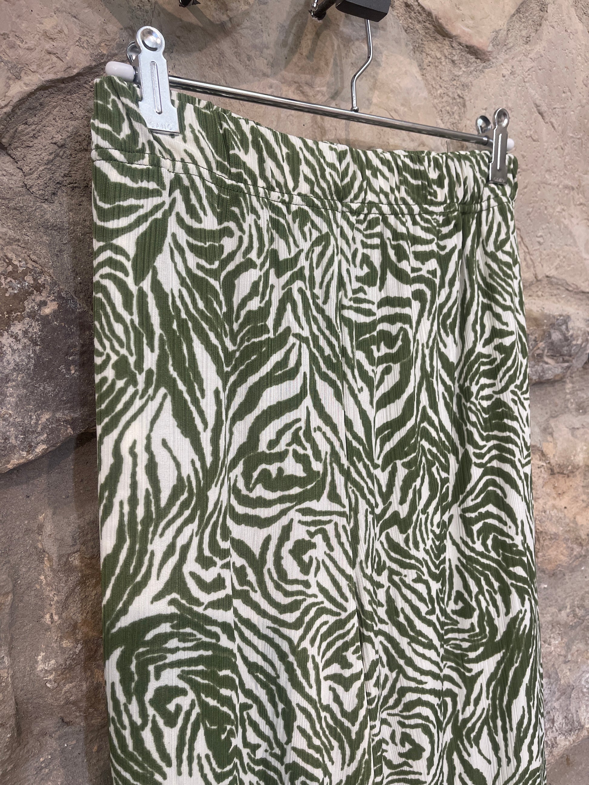 Pantalón estampado largo ancho, con goma en cintura y bolsillos. Super cómodo, no necesita plancha

Composición:: 94% Poliéster y 6% Elastano.

Se recomienda lavar a mano o en lavadora hasta 30º. No usar lejía, planchar suavemente del revés hasta 110º y no usar secadora.