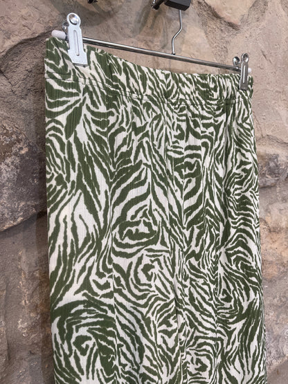 Pantalón estampado largo ancho, con goma en cintura y bolsillos. Super cómodo, no necesita plancha

Composición:: 94% Poliéster y 6% Elastano.

Se recomienda lavar a mano o en lavadora hasta 30º. No usar lejía, planchar suavemente del revés hasta 110º y no usar secadora.