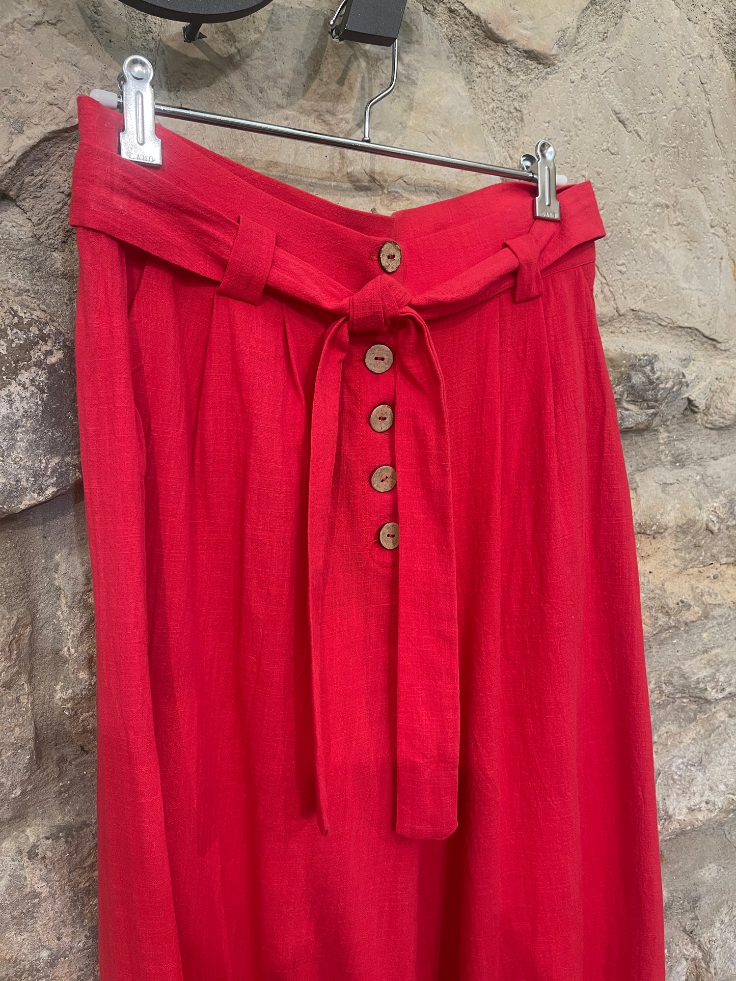 Pantalón largo con bolsillos y cinturón del mismo color.

Composición:: 100% Algodón.

Se recomienda lavar a mano o en lavadora hasta 30º. No usar lejía, planchar suavemente del revés hasta 110º y no usar secadora.