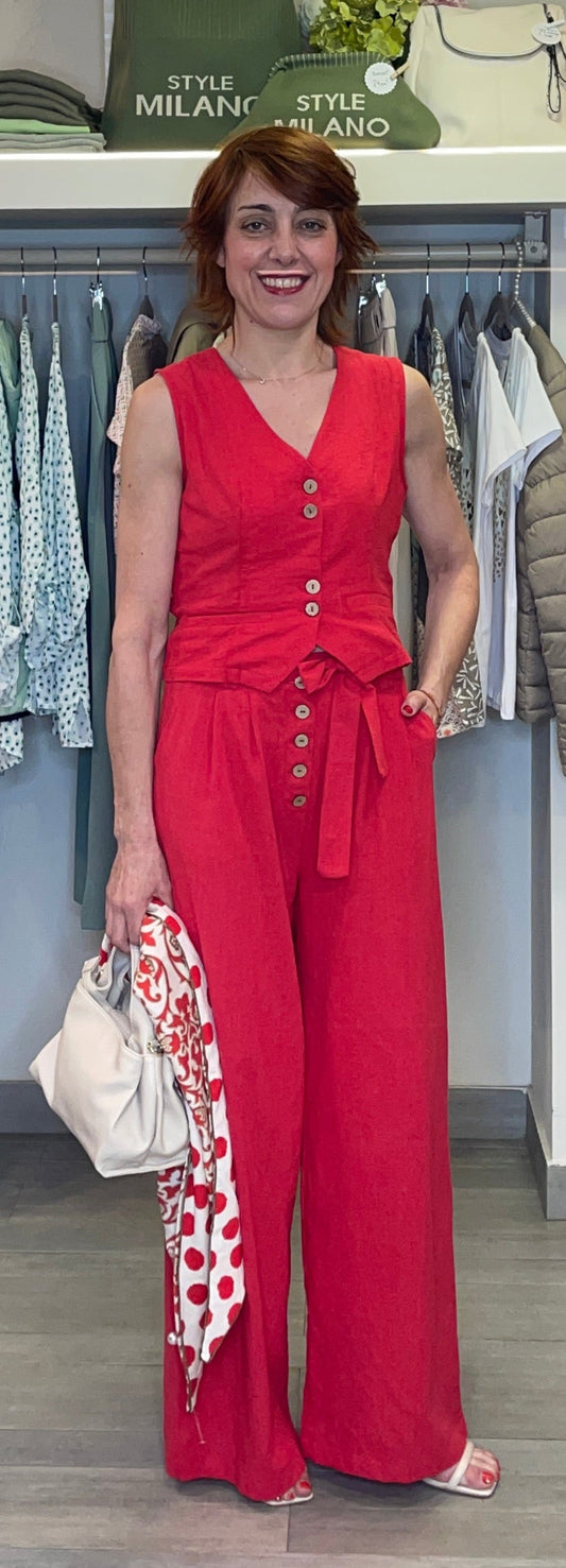Pantalón largo con bolsillos y cinturón del mismo color.

Composición:: 100% Algodón.

Se recomienda lavar a mano o en lavadora hasta 30º. No usar lejía, planchar suavemente del revés hasta 110º y no usar secadora.