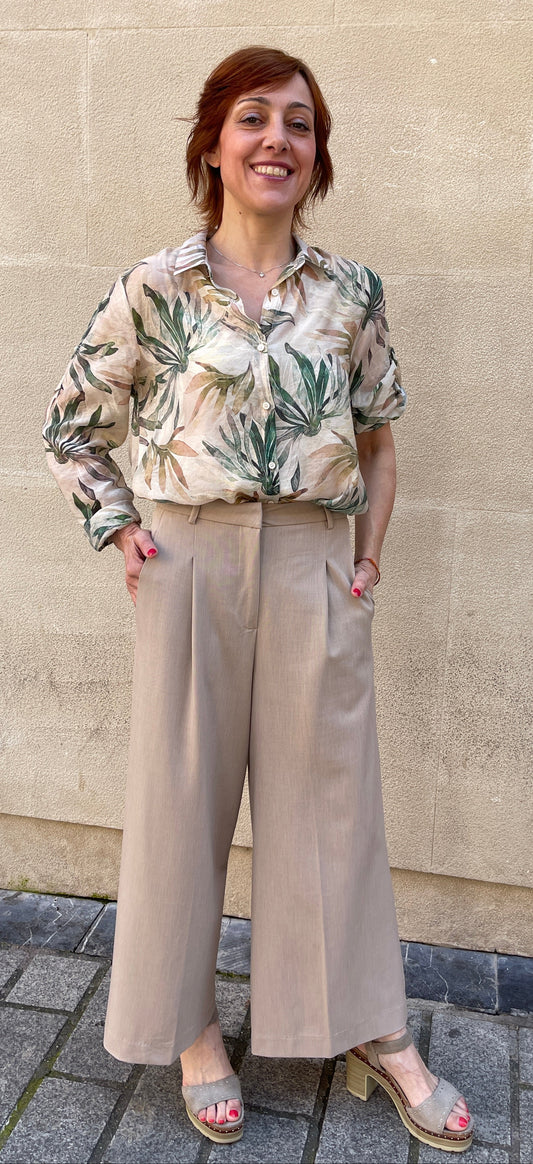 Camisa estampada, con trabillas para poder remangarse. Ligera y fresca. Utilízala como camisa o sobrecamisa.

Composición: 70% Viscosa y 30% Poliamida.

Se recomienda lavar a mano o en lavadora hasta 30º. No usar lejía, planchar suavemente del revés hasta 110º y no usar secadora.