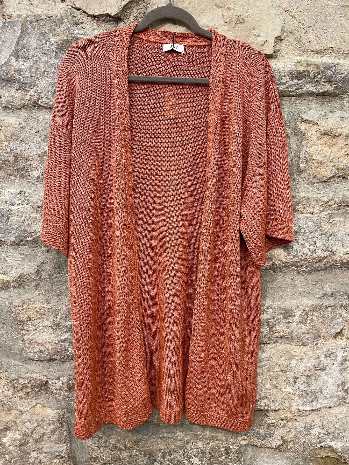 Chaqueta fina de manga tres cuartos.  Composición:&nbsp;53% Algodón reciclado y 47% Polyester.  Se recomienda lavar a mano o en lavadora hasta 30º. No usar lejía, planchar suavemente del revés hasta 110º y no usar secadora.