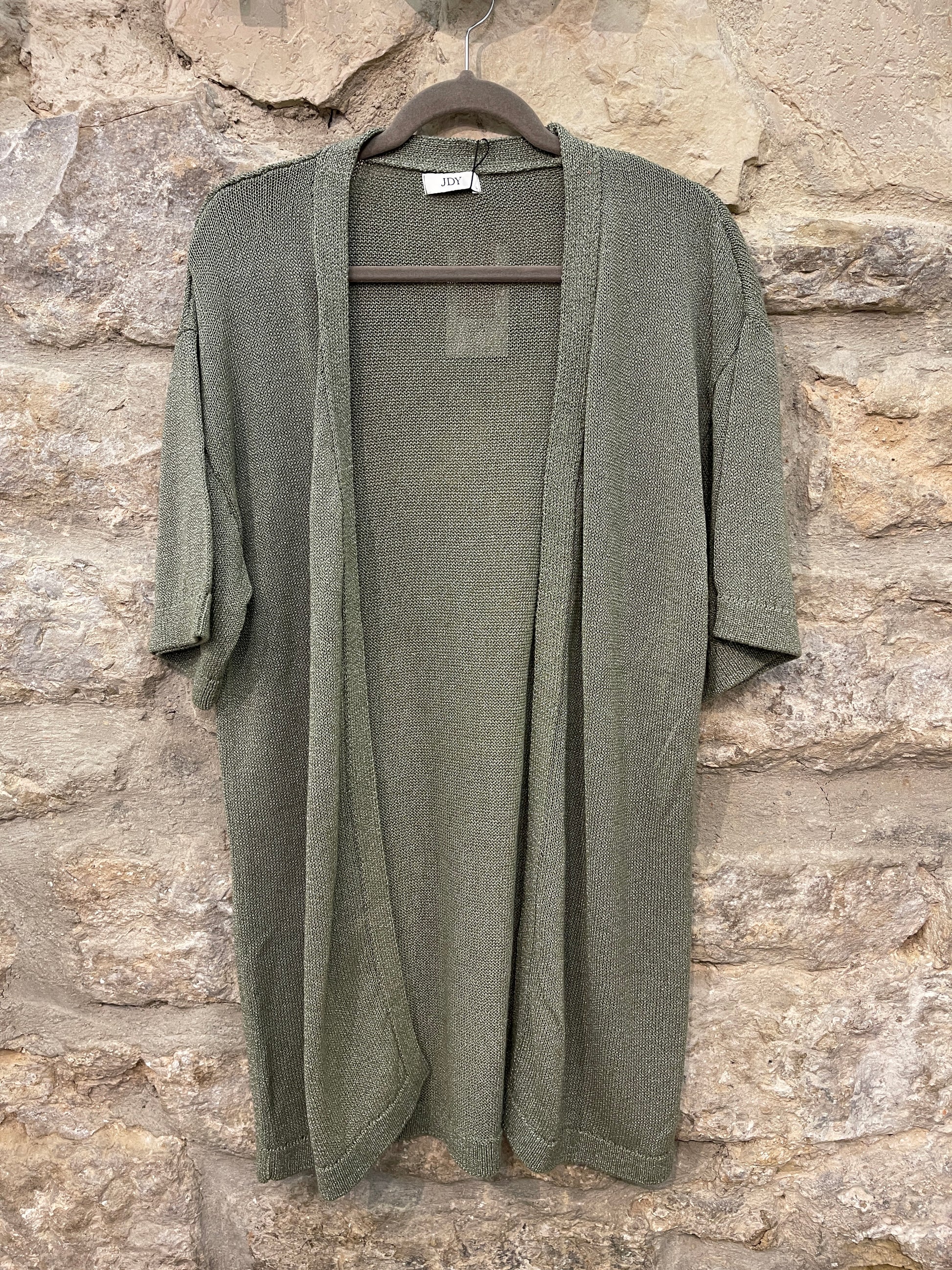 Chaqueta fina de manga tres cuartos.  Composición:&nbsp;53% Algodón reciclado y 47% Polyester.  Se recomienda lavar a mano o en lavadora hasta 30º. No usar lejía, planchar suavemente del revés hasta 110º y no usar secadora.