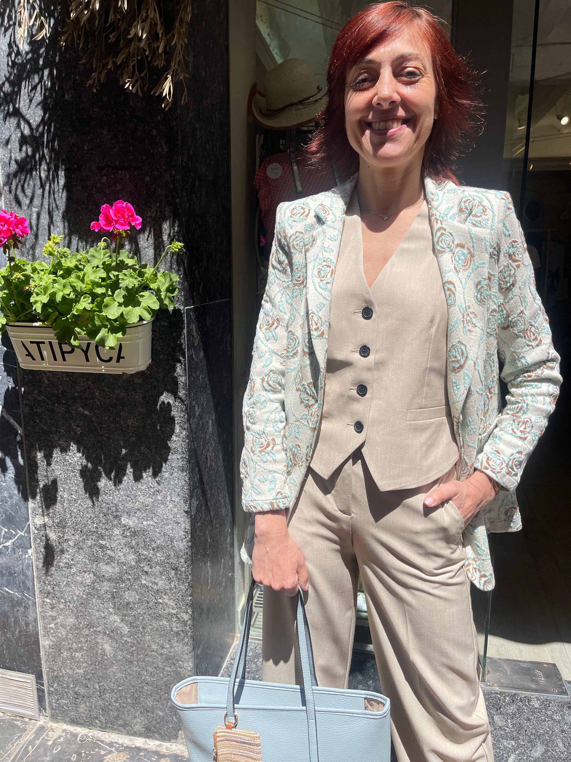 Chaqueta entallada con hombreras y botón central. Es elástica y muy cómoda.

Composición: 54% Poliéster, 44% Algodón y 2% Elastano.

Se recomienda lavar a mano o en lavadora hasta 30º. No usar lejía, planchar suavemente del revés hasta 110º y no usar secadora.