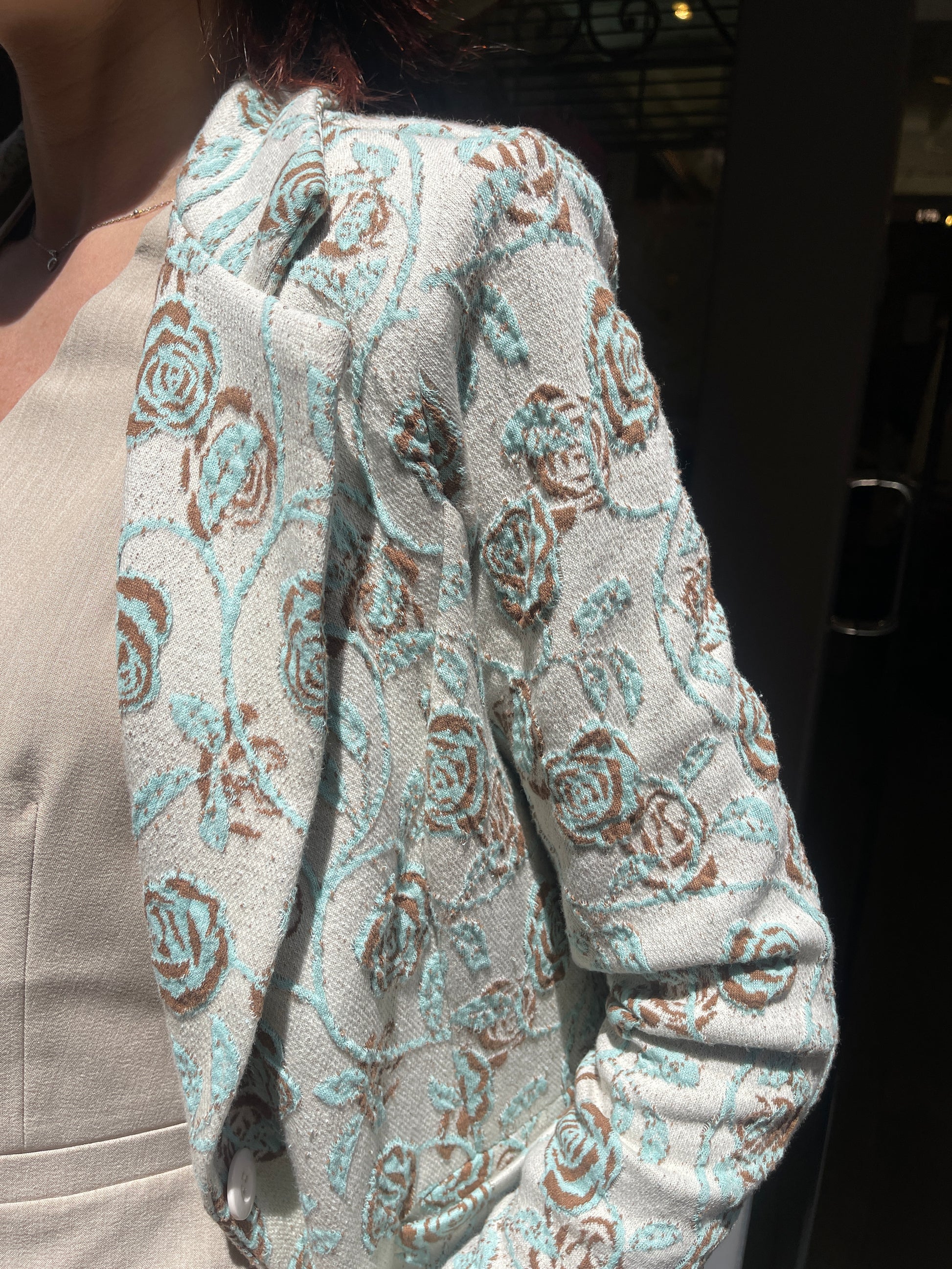 Chaqueta entallada con hombreras y botón central. Es elástica y muy cómoda.

Composición: 54% Poliéster, 44% Algodón y 2% Elastano.

Se recomienda lavar a mano o en lavadora hasta 30º. No usar lejía, planchar suavemente del revés hasta 110º y no usar secadora.