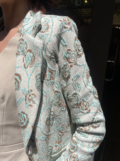 Chaqueta entallada con hombreras y botón central. Es elástica y muy cómoda.

Composición: 54% Poliéster, 44% Algodón y 2% Elastano.

Se recomienda lavar a mano o en lavadora hasta 30º. No usar lejía, planchar suavemente del revés hasta 110º y no usar secadora.