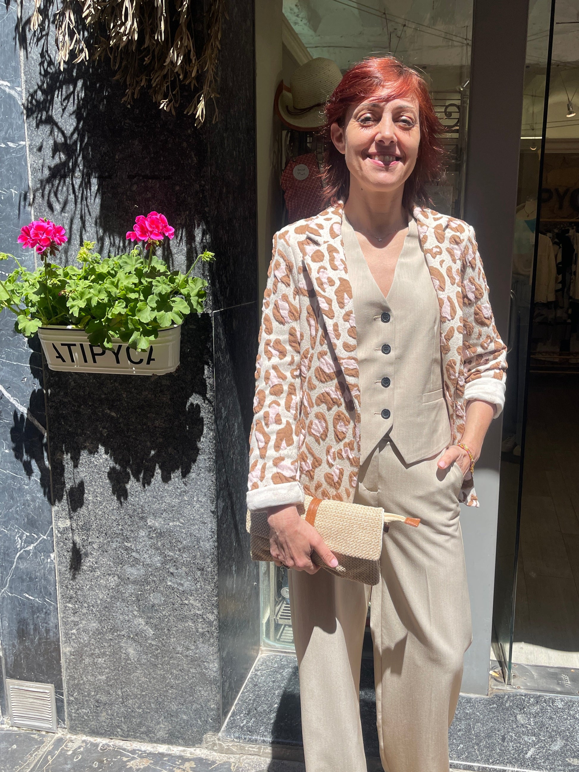 Chaqueta entallada con hombreras y botón central. Es elástica y muy cómoda.

Composición: 54% Poliéster, 44% Algodón y 2% Elastano.

Se recomienda lavar a mano o en lavadora hasta 30º. No usar lejía, planchar suavemente del revés hasta 110º y no usar secadora.