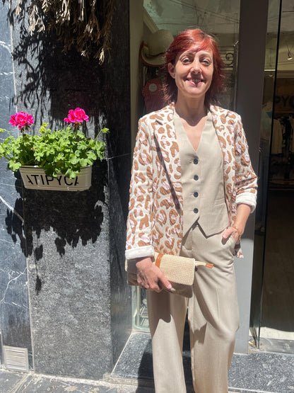 Chaqueta entallada con hombreras y botón central. Es elástica y muy cómoda.

Composición: 54% Poliéster, 44% Algodón y 2% Elastano.

Se recomienda lavar a mano o en lavadora hasta 30º. No usar lejía, planchar suavemente del revés hasta 110º y no usar secadora.