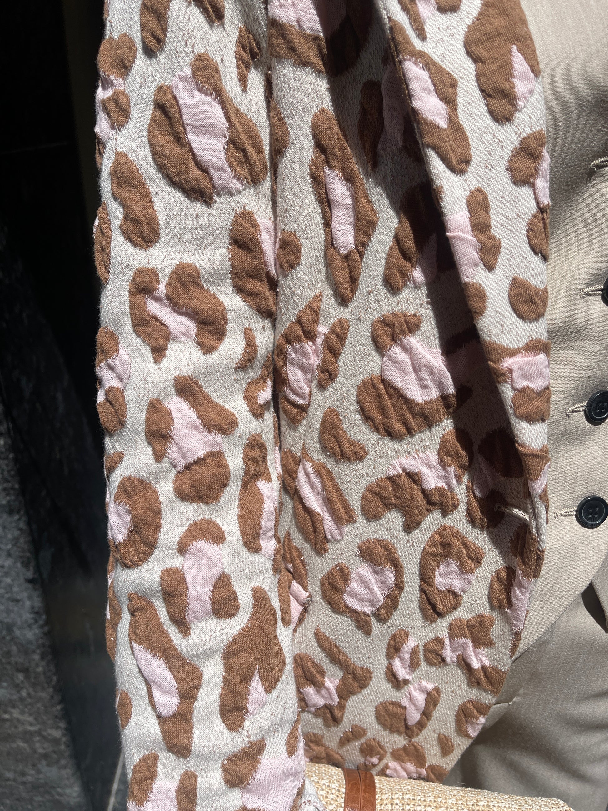 Chaqueta entallada con hombreras y botón central. Es elástica y muy cómoda.

Composición: 54% Poliéster, 44% Algodón y 2% Elastano.

Se recomienda lavar a mano o en lavadora hasta 30º. No usar lejía, planchar suavemente del revés hasta 110º y no usar secadora.