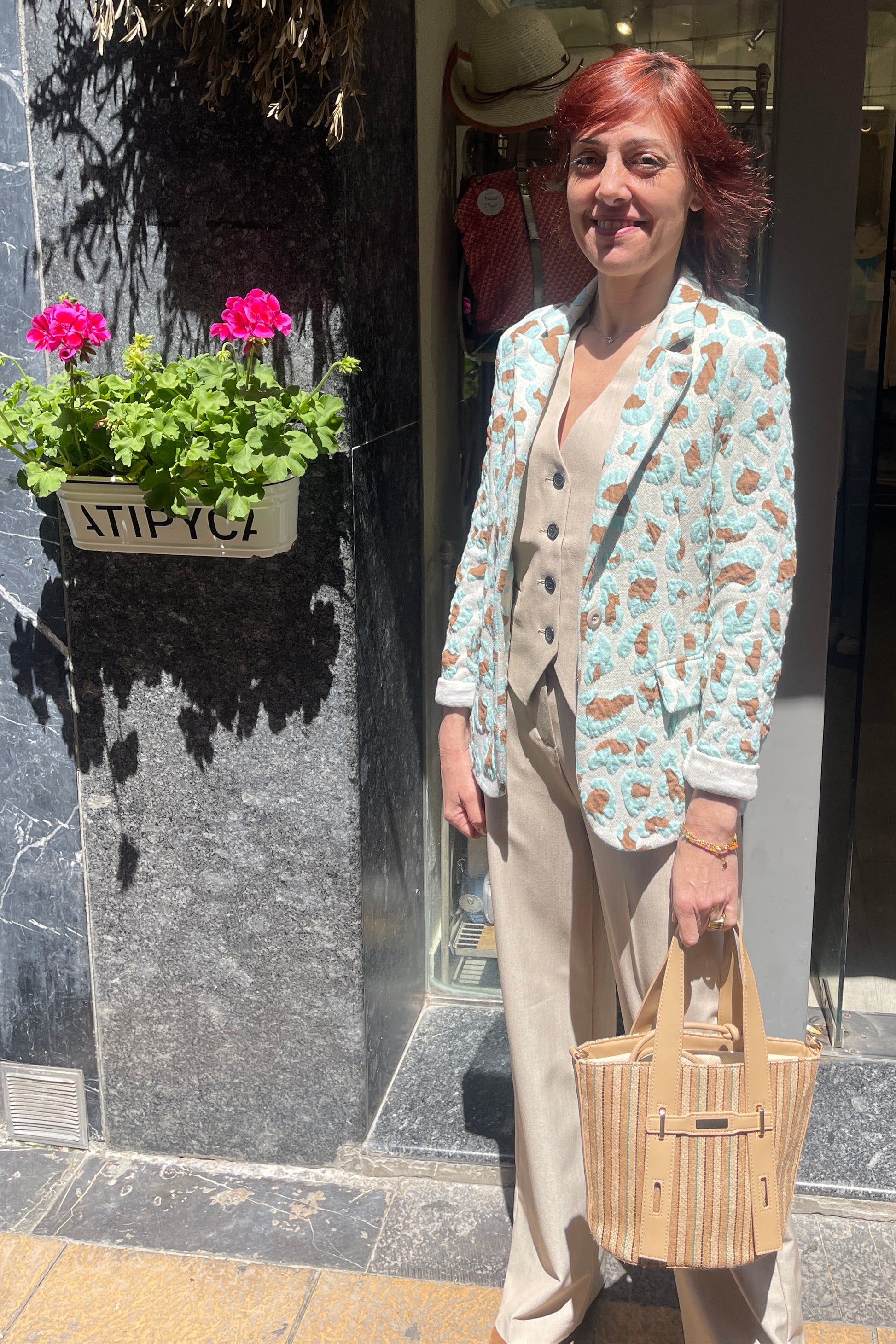 Chaqueta entallada con hombreras y botón central. Es elástica y muy cómoda.

Composición: 54% Poliéster, 44% Algodón y 2% Elastano.

Se recomienda lavar a mano o en lavadora hasta 30º. No usar lejía, planchar suavemente del revés hasta 110º y no usar secadora.