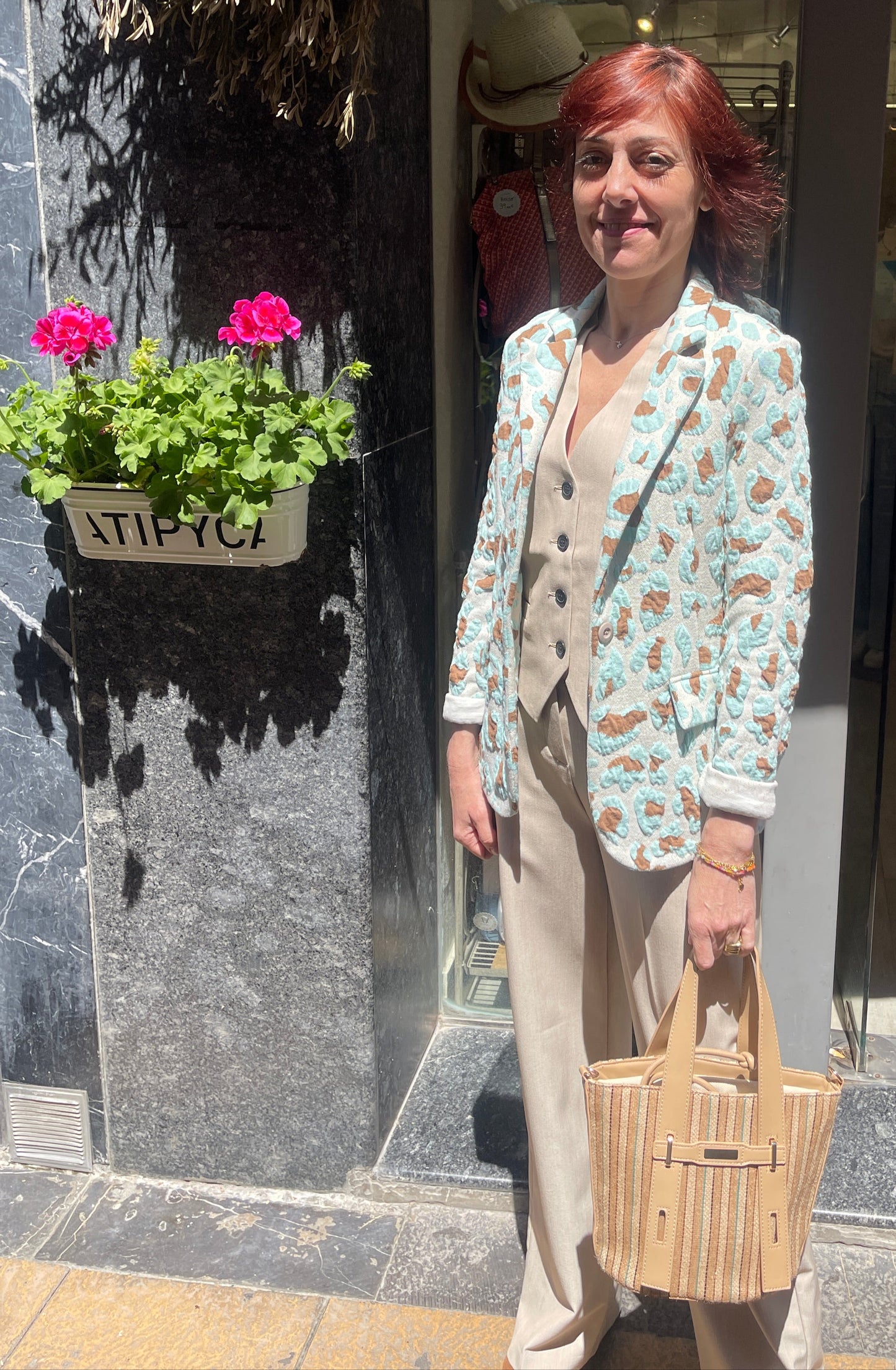 Chaqueta entallada con hombreras y botón central. Es elástica y muy cómoda.

Composición: 54% Poliéster, 44% Algodón y 2% Elastano.

Se recomienda lavar a mano o en lavadora hasta 30º. No usar lejía, planchar suavemente del revés hasta 110º y no usar secadora.