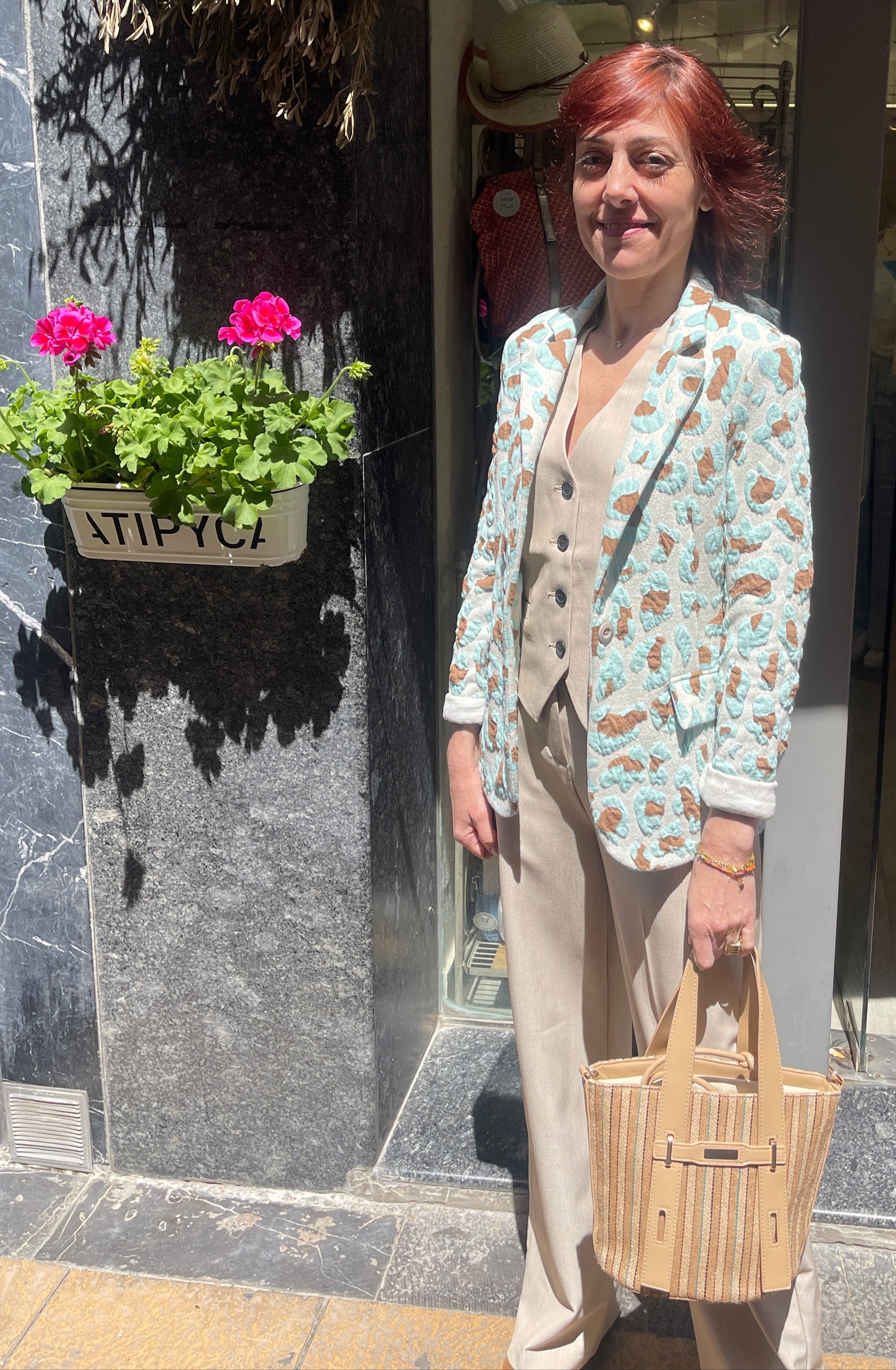 Chaqueta entallada con hombreras y botón central. Es elástica y muy cómoda.

Composición: 54% Poliéster, 44% Algodón y 2% Elastano.

Se recomienda lavar a mano o en lavadora hasta 30º. No usar lejía, planchar suavemente del revés hasta 110º y no usar secadora.