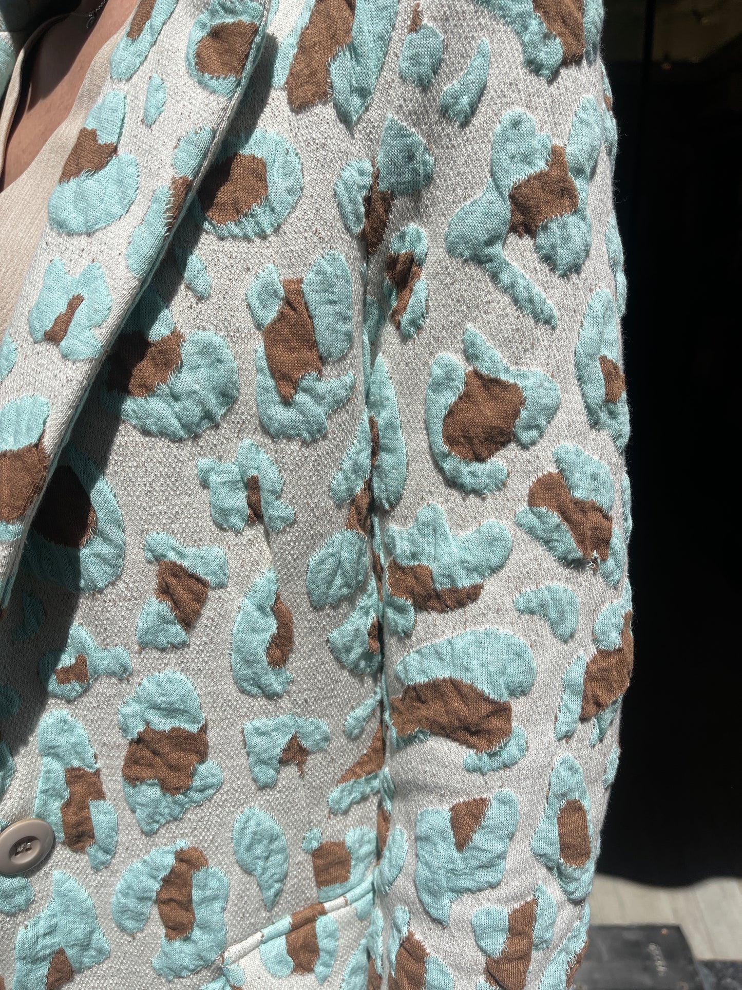 Chaqueta entallada con hombreras y botón central. Es elástica y muy cómoda.

Composición: 54% Poliéster, 44% Algodón y 2% Elastano.

Se recomienda lavar a mano o en lavadora hasta 30º. No usar lejía, planchar suavemente del revés hasta 110º y no usar secadora.