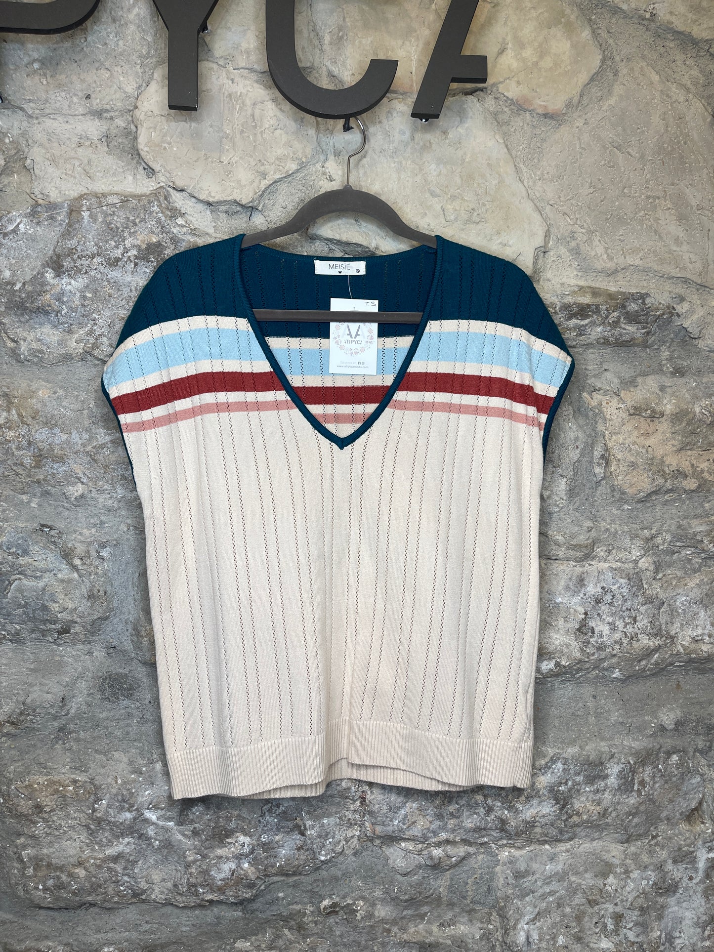 Camiseta de punto, con escote en pico y con detalle en hombros y en pecho de rayas haciendo contraste.

Composición: 60% Viscosa y 40% Nylon.

Se recomienda lavar a mano o en lavadora hasta 30º. No usar lejía, planchar suavemente del revés hasta 110º y no usar secadora.
