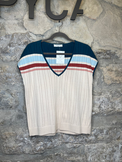 Camiseta de punto, con escote en pico y con detalle en hombros y en pecho de rayas haciendo contraste.

Composición: 60% Viscosa y 40% Nylon.

Se recomienda lavar a mano o en lavadora hasta 30º. No usar lejía, planchar suavemente del revés hasta 110º y no usar secadora.