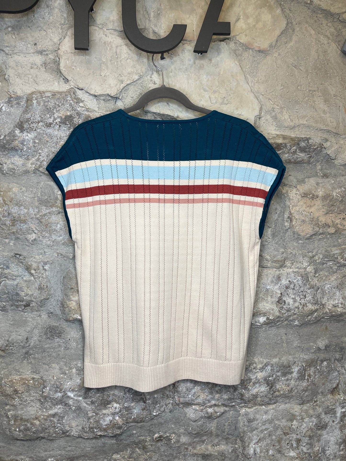 Camiseta de punto, con escote en pico y con detalle en hombros y en pecho de rayas haciendo contraste.

Composición: 60% Viscosa y 40% Nylon.

Se recomienda lavar a mano o en lavadora hasta 30º. No usar lejía, planchar suavemente del revés hasta 110º y no usar secadora.
