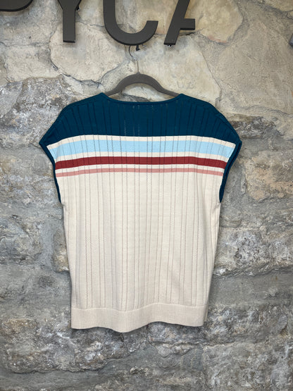 Camiseta de punto, con escote en pico y con detalle en hombros y en pecho de rayas haciendo contraste.

Composición: 60% Viscosa y 40% Nylon.

Se recomienda lavar a mano o en lavadora hasta 30º. No usar lejía, planchar suavemente del revés hasta 110º y no usar secadora.