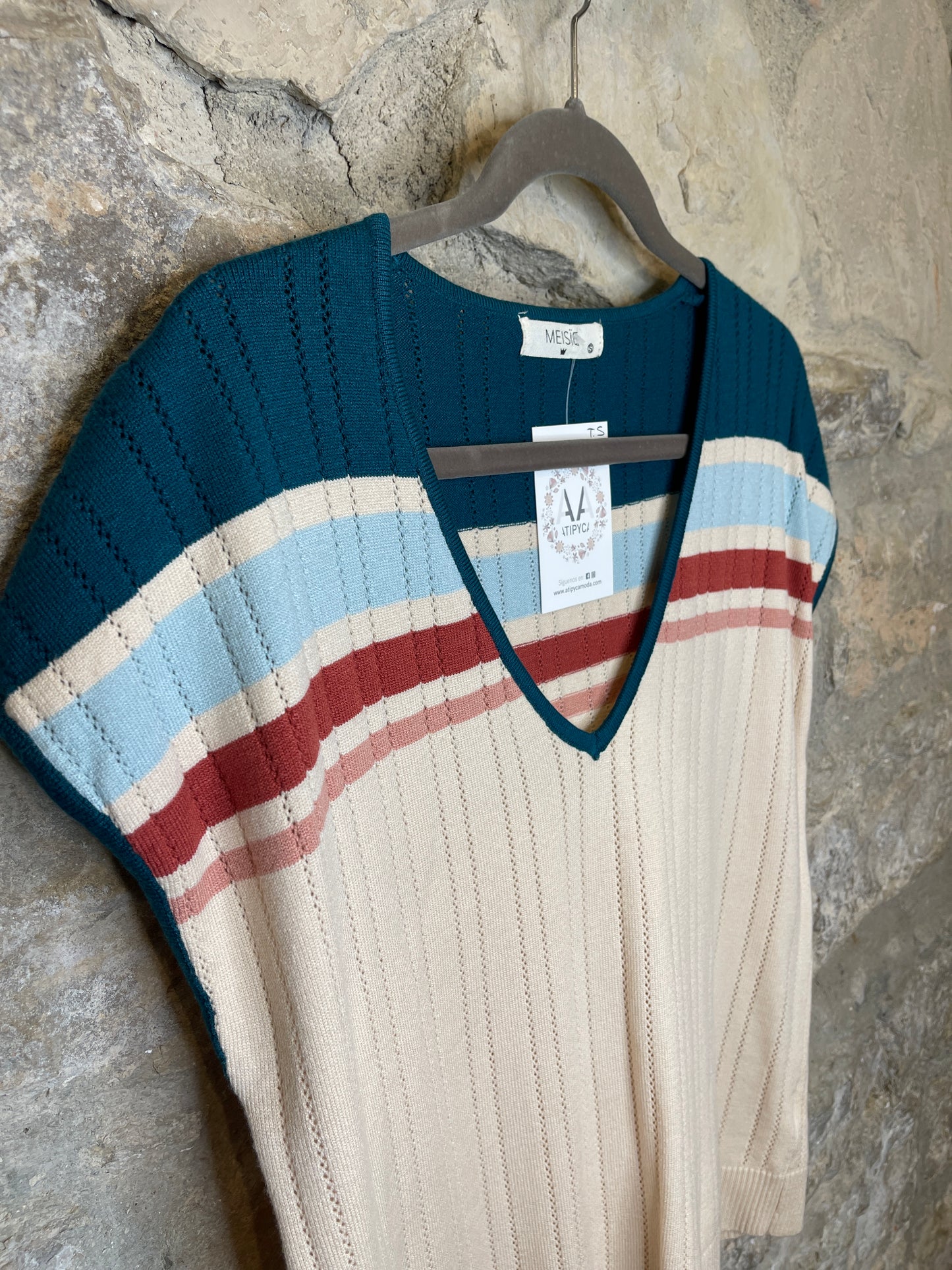 Camiseta de punto, con escote en pico y con detalle en hombros y en pecho de rayas haciendo contraste.

Composición: 60% Viscosa y 40% Nylon.

Se recomienda lavar a mano o en lavadora hasta 30º. No usar lejía, planchar suavemente del revés hasta 110º y no usar secadora.