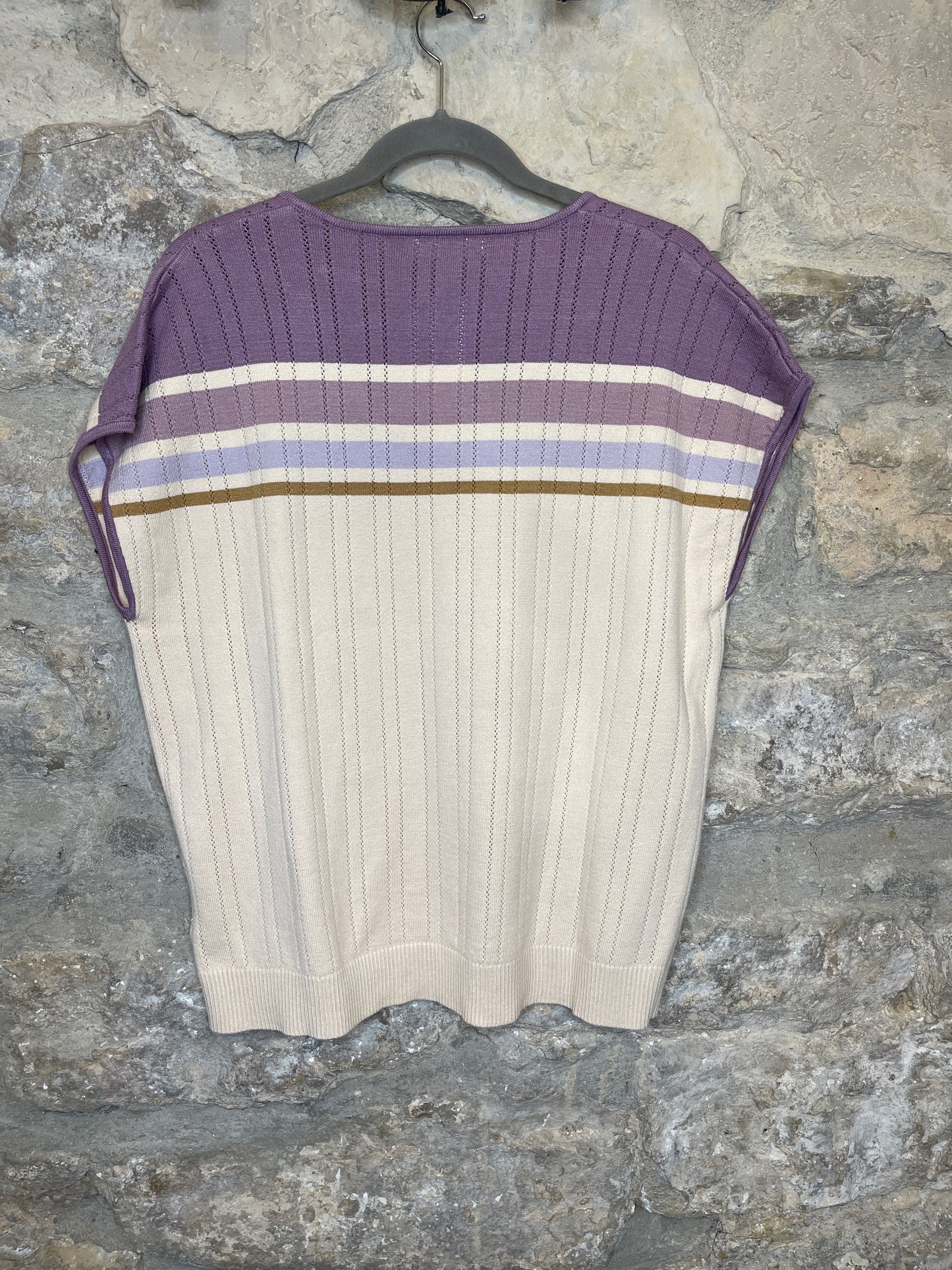 Camiseta de punto, con escote en pico y con detalle en hombros y en pecho de rayas haciendo contraste.

Composición: 60% Viscosa y 40% Nylon.

Se recomienda lavar a mano o en lavadora hasta 30º. No usar lejía, planchar suavemente del revés hasta 110º y no usar secadora.
